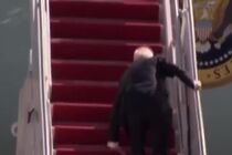 فیلم بهم خوردن تعادل جو بایدن روی پلکان هواپیما