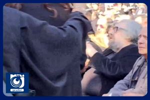 اشک و ماتم سینماگران در تشییع داریوش مهرجویی و وحیده محمدی فر + فیلم