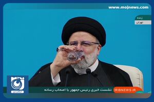 شوخی رئیس‌جمهور با عکاسان در نشست خبری! + فیلم