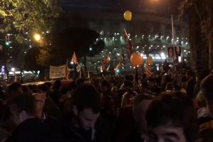 جو خارج استادیوم قبل از بازی الکلاسیکو(بارسلونا و رئال مادرید)