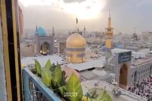 نقاره زنان حرم امام هشتم حلول سال نو را به مردم اعلام می کنند                                