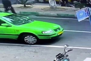 فیلم کتک خوردن شدید یک سارق موبایل توسط مردم در خیابان